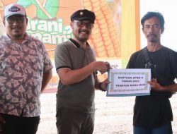 Sekda Zulfinasran Serahkan Bantuan pada 20 Kelompok Petani Jagung